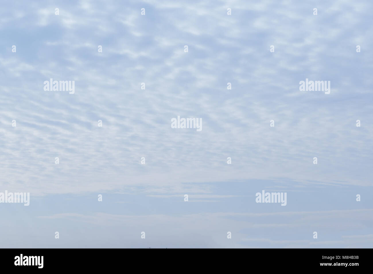 Der Himmel am Nachmittag. Es gibt einen glitzernden Sonne. Mit einer weißen Decke um den Bereich. Gutes Wetter Stockfoto
