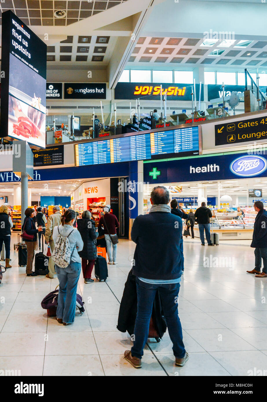 London Gatwick, 15. März 2018: die Passagiere ihren Flug Informationen auf einem digitalen Display am Londoner Flughafen Gatwick North Terminal Stockfoto