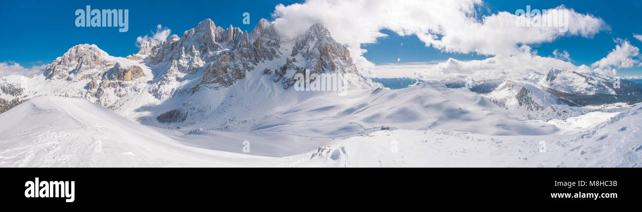 Tolle Aussicht auf Pale di San Martino aus einem Gipfel nach einigen harten Schneeschuhwandern erreicht. Frisches Pulver, Schnee, die Berge. Winter Wonderland. Stockfoto