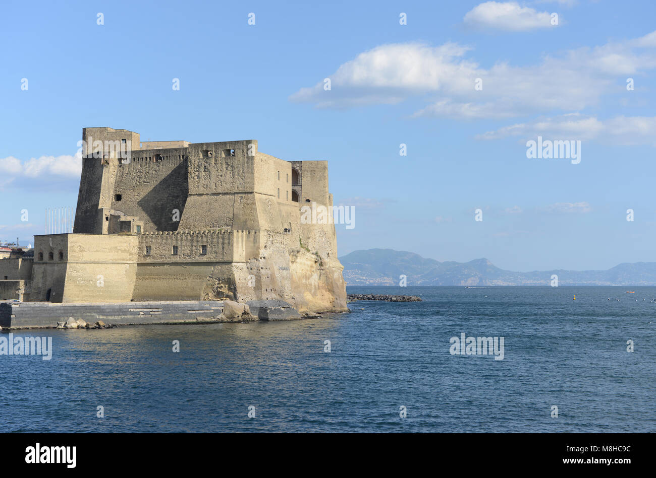Das Castel dell'Ovo, oder Ei Schloss im mittleren Alter Festung in der Bucht von Neapel, Italien Stockfoto