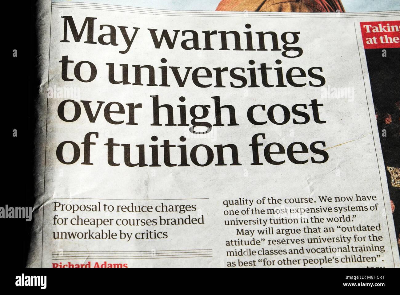 Guardian Bildung Artikel 'May Warnung an Universitäten über die hohen Kosten für Studiengebühren" vom 19. Februar 2018 in London, England, Großbritannien Stockfoto
