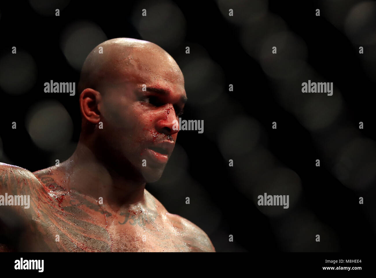 Jimi Manuwa in Aktion gegen Jan Blachowicz während ihrer Light Heavyweight fight in der O2 Arena in London. Stockfoto