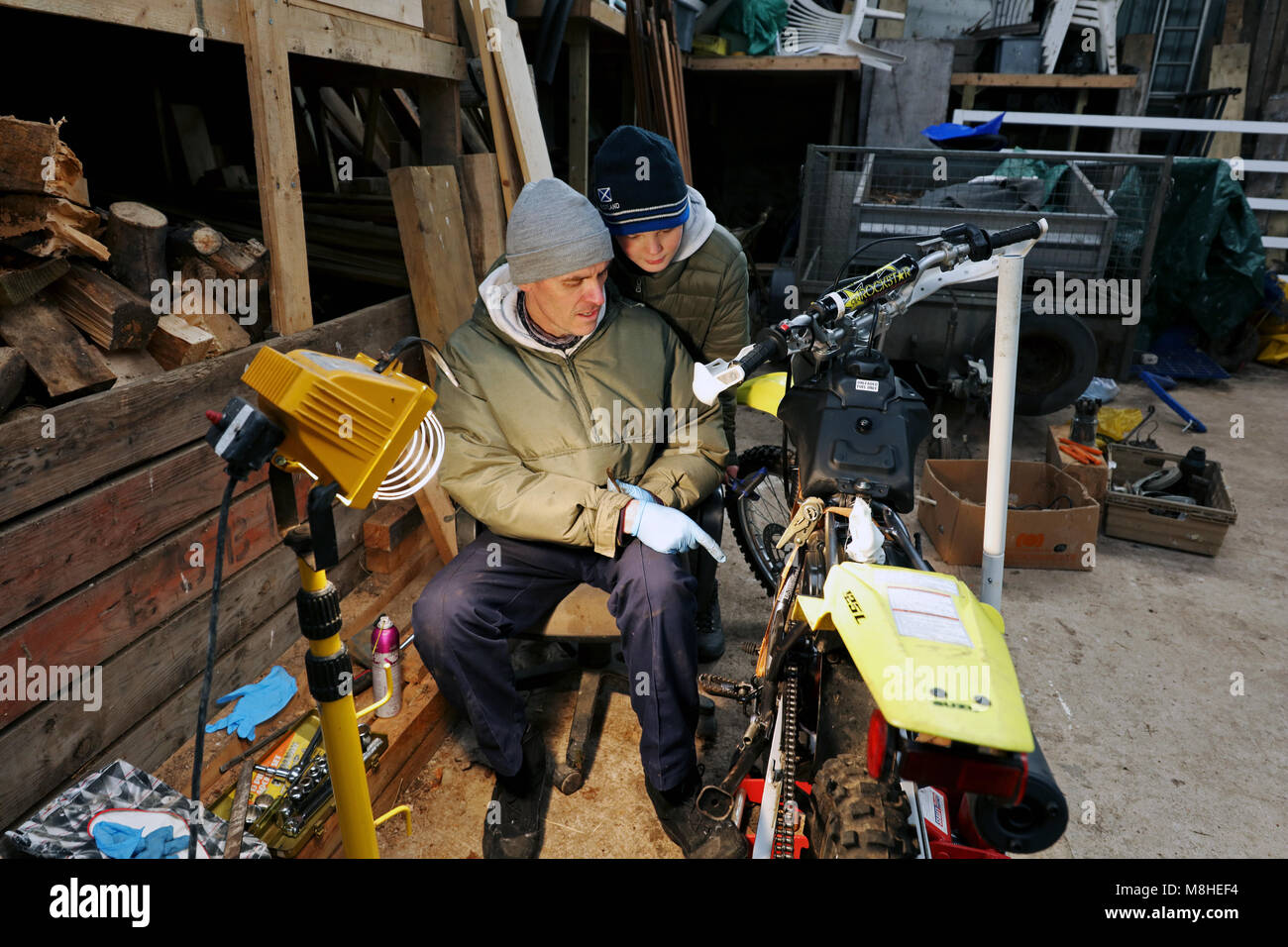 Vater, Sohn, was er tut, für sein Fahrrad. Stockfoto