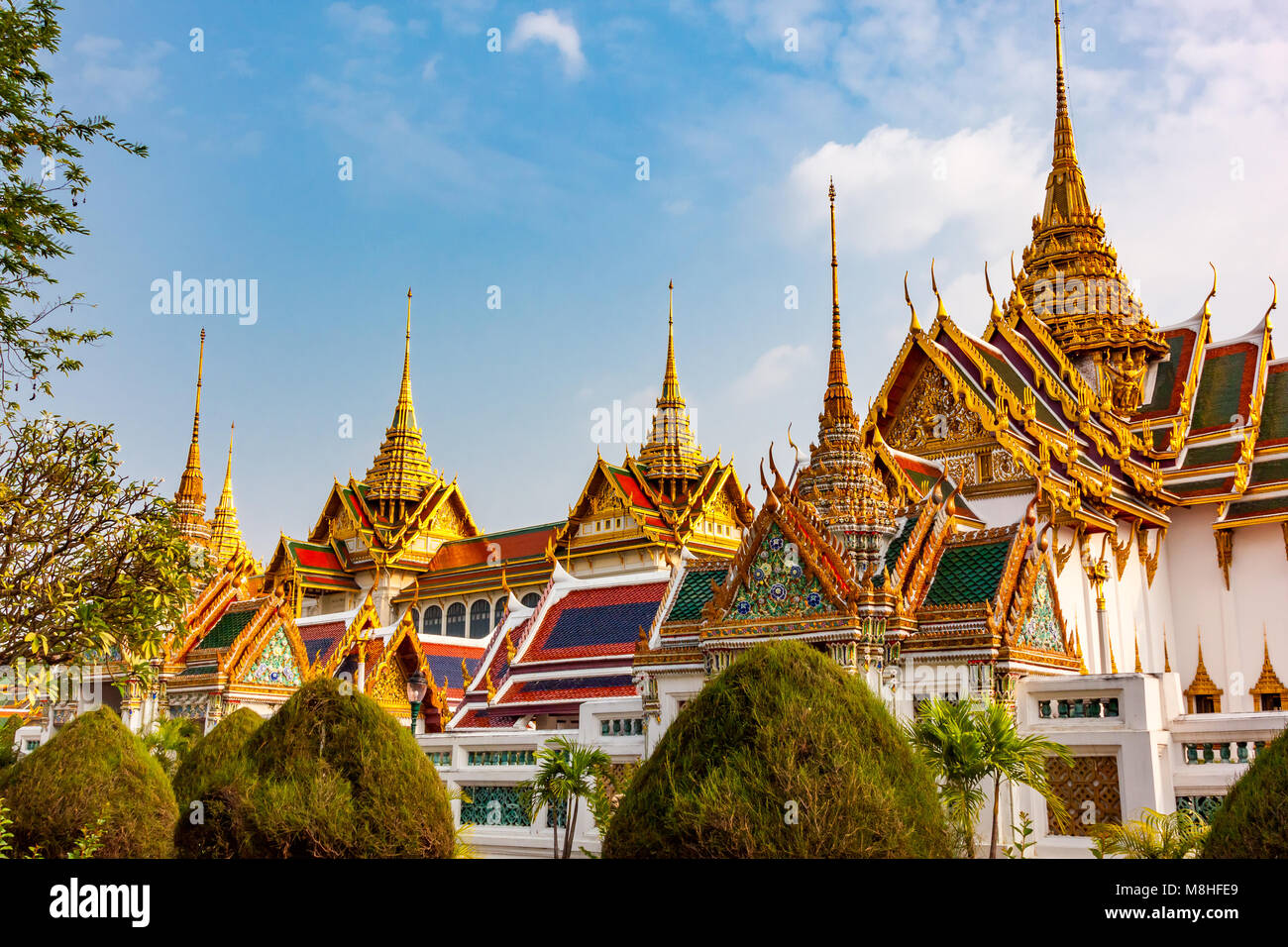 Blick auf den Königspalast und Wat Phra Kaew am Abend in Bangkok, Thailand Stockfoto