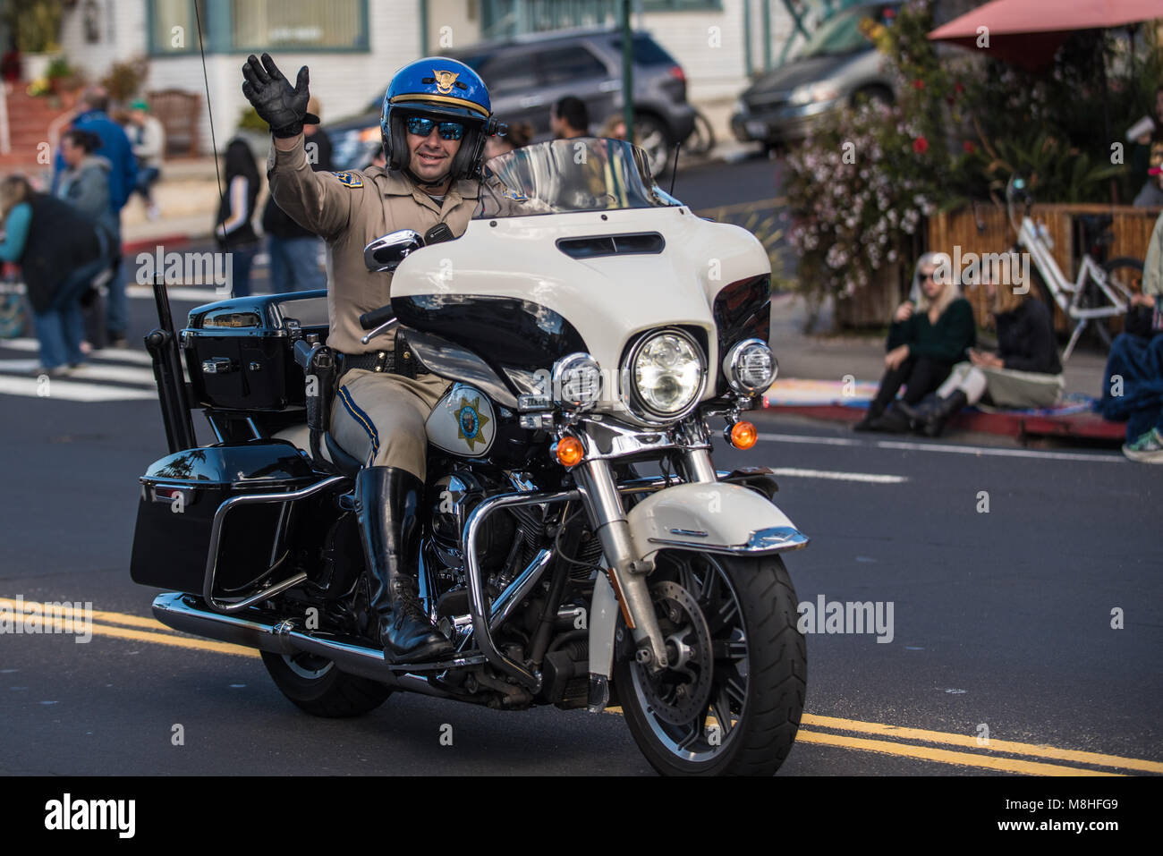 California Highway Patrol Officer auf Motorrad Wellen zu Gast während der jährlichen St. Patrick's Day Parade in Ventura, Kalifornien am 17. März 2018 in Un Stockfoto