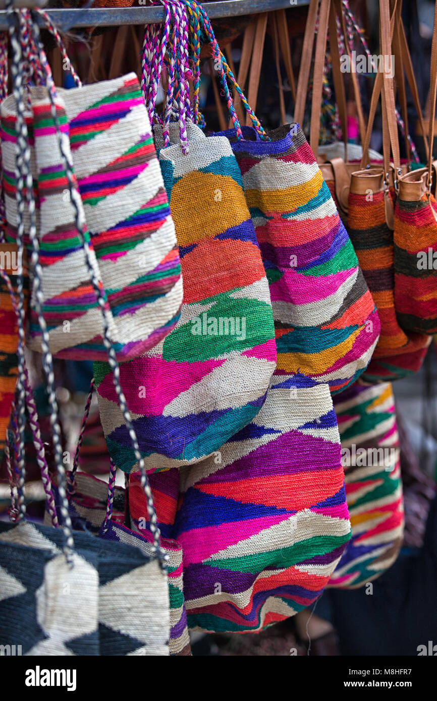 Otavalo, Ecuador - März 10, 2018: Nahaufnahme von bunten indigenen Handtaschen der natürlichen Faser in der lokalen Handwerker Markt Stockfoto