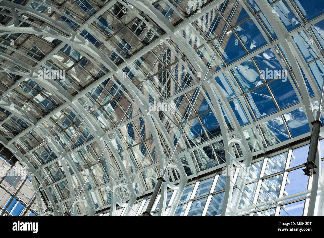 In der Nähe von Glas dach des modernen Wolkenkratzer Reflexionen von Entry Level Stockfoto
