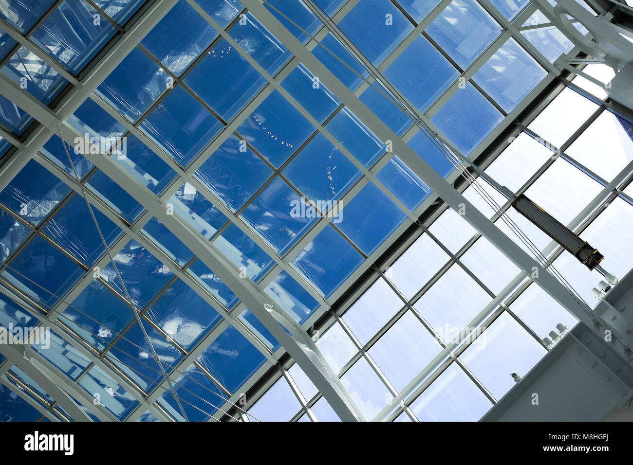 In der Nähe von Glas dach des modernen Wolkenkratzer Reflexionen von Entry Level Stockfoto