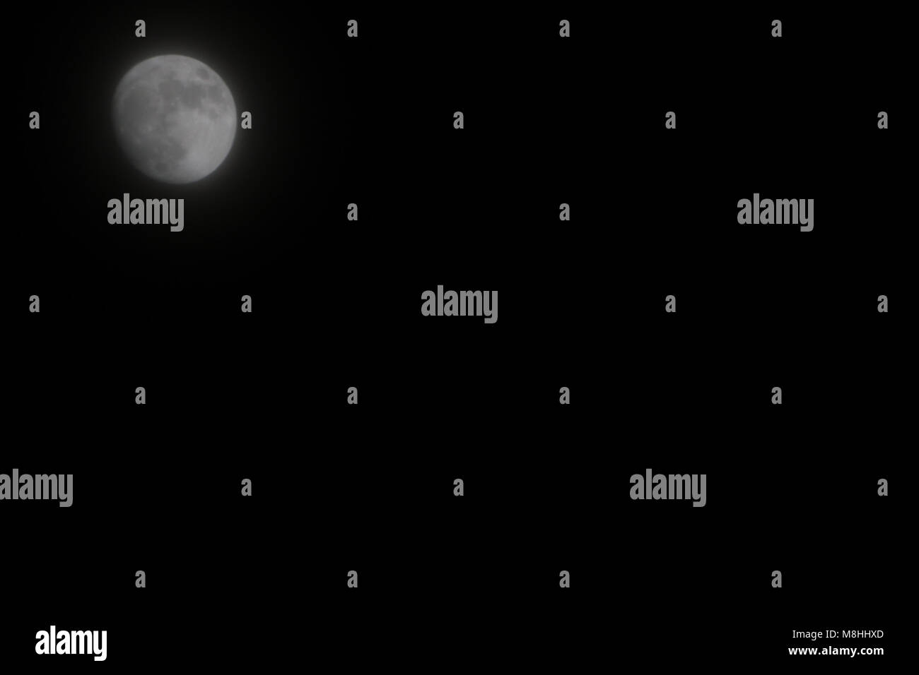 Moon Hintergrund der Mond ist eine astronomische Körper, umkreist den Planeten Erde, Erde nur ständigen natürlichen Satelliten. Es ist die fünftgrößte nat Stockfoto