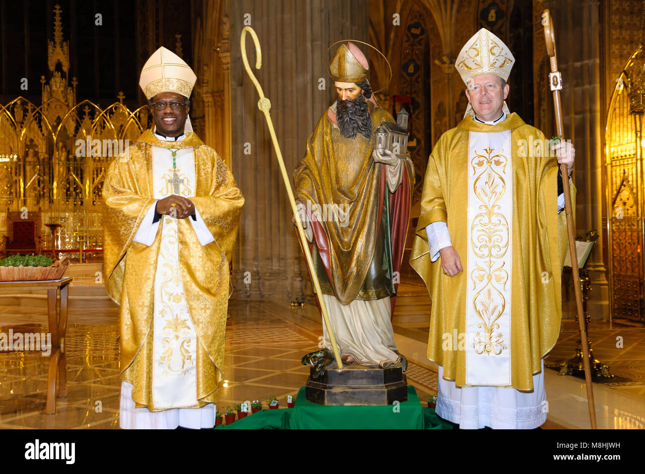 Armagh, Irland, 17. März 2018. Erzbischof Eamon Martin und der Apostolische Nuntius, Erzbischof Judas Thaddäus Okolo während der St Patrick's Day Vigil Mass St Patrick's Cathedral Armagh 16 März 2018 Kredit: Kredit: Liam Liam McArdle McArdle/Alamy leben Nachrichten Stockfoto