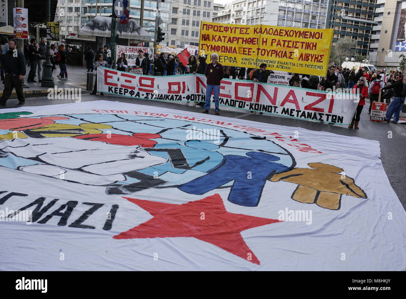 Athen, Griechenland, 17. März 2018. die Demonstranten halten Schilder und Banner an einem Marsch gegen Rassismus, Faschismus, Krieg und Armut im Hinblick auf den Internationalen Tag für die Beseitigung der Rassendiskriminierung am 21. März. Foto: Sokrates Baltagiannis/dpa Stockfoto