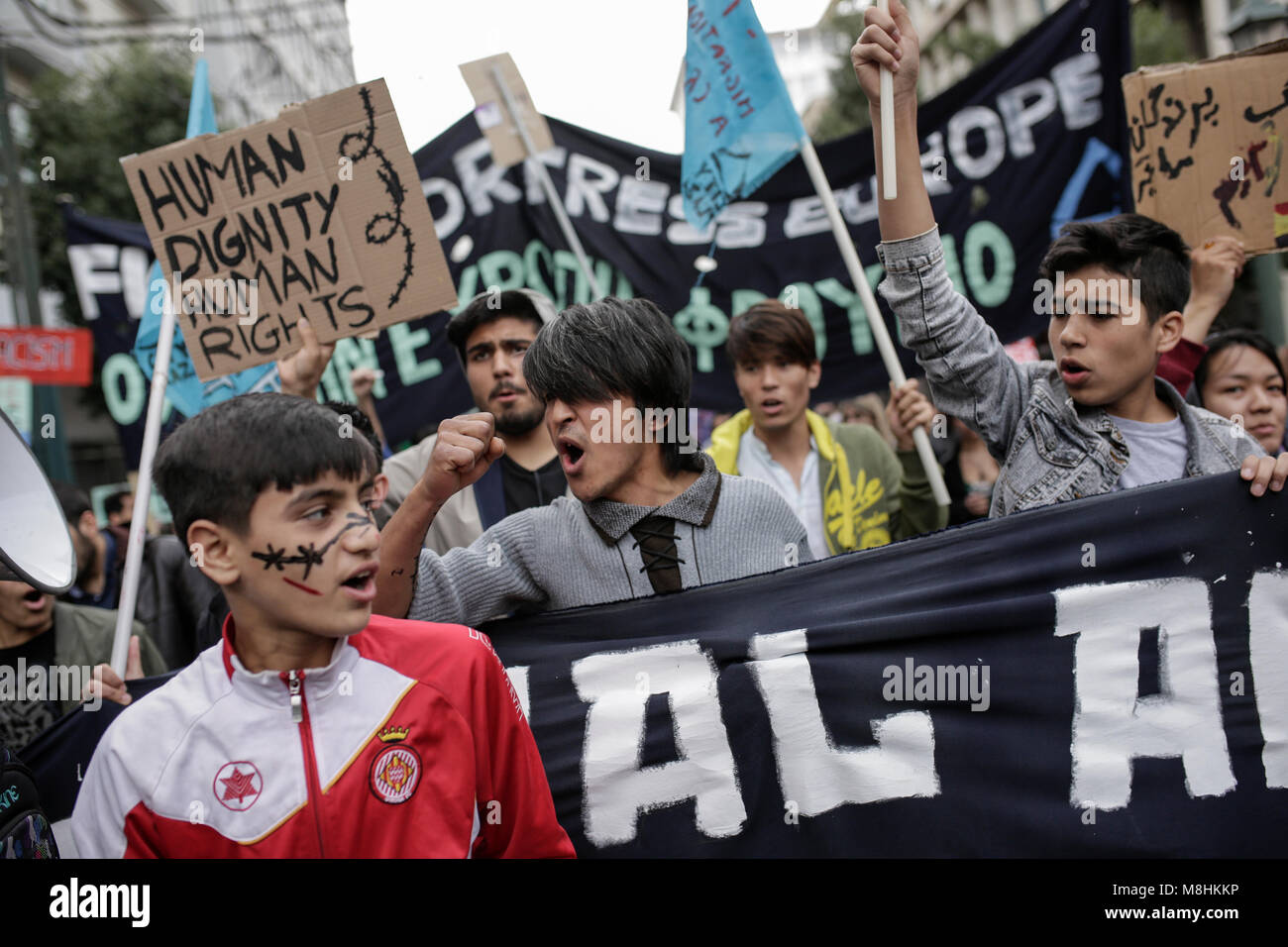 Athen, Griechenland, 17. März 2018. die Demonstranten halten Schilder und Banner an einem Marsch gegen Rassismus, Faschismus, Krieg und Armut im Hinblick auf den Internationalen Tag für die Beseitigung der Rassendiskriminierung am 21. März. Foto: Sokrates Baltagiannis/dpa Stockfoto