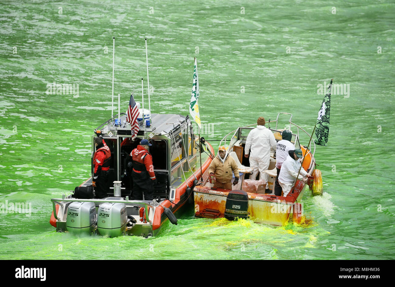 Chicago, USA. 17 Mär, 2018. Chicago Gesellen Klempner Färbung der Chicago Fluss grn St. Patrick's Day in Chicago, USA, 17. März 2018 zu feiern. St. Patrick's Day ist eine irische religiöse und kulturelle Festival feierte jährlich am 17. März. Credit: Wang Ping/Xinhua/Alamy leben Nachrichten Stockfoto