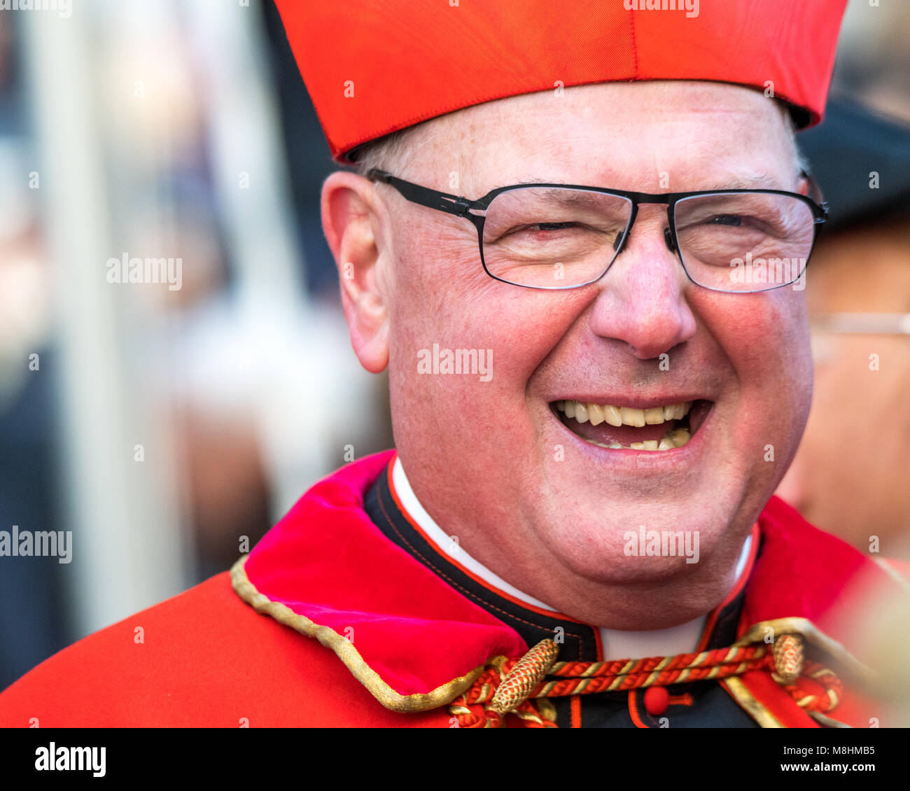 New York, USA, 17. März 2018. Erzbischof von New York, Kardinal Timothy Dolan grüßt die Teilnehmer vor der St. Patrick's Cathedral während des traditionellen St. Patrick's Day Parade. Foto von Enrique Ufer/Alamy leben Nachrichten Stockfoto