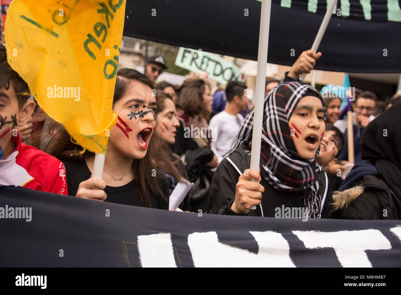 Flüchtlinge und Migrantinnen protestieren gegen die Migrationspolitik der EU und Nachfrage offene Grenzen. Stockfoto