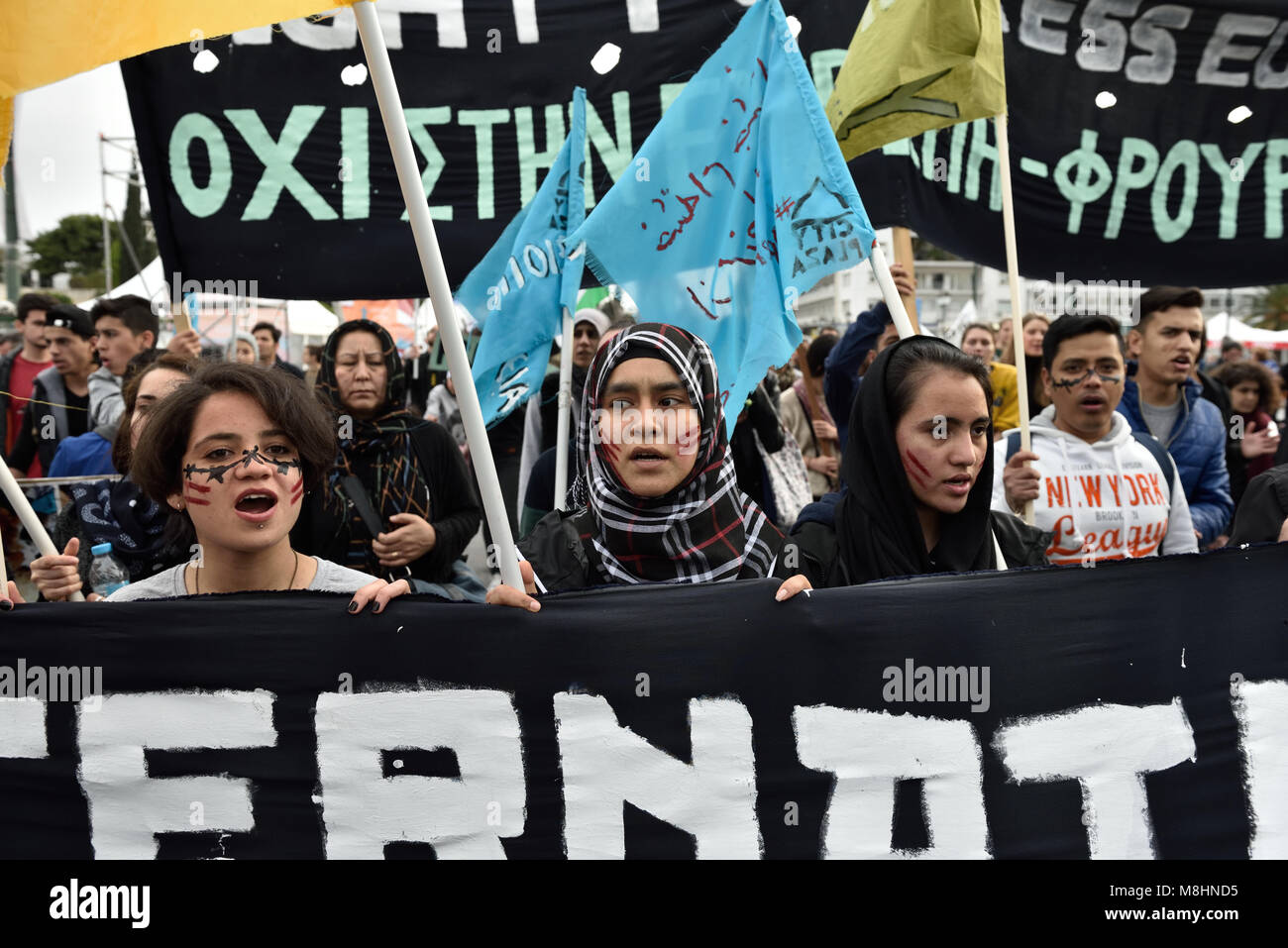 Athen, Griechenland, 17. März, 2018. Flüchtlinge März Parolen für offene Grenzen während der Demonstration für den Internationalen Tag gegen Rassismus in Athen, Griechenland. Credit: Nicolas Koutsokostas/Alamy Leben Nachrichten. Stockfoto