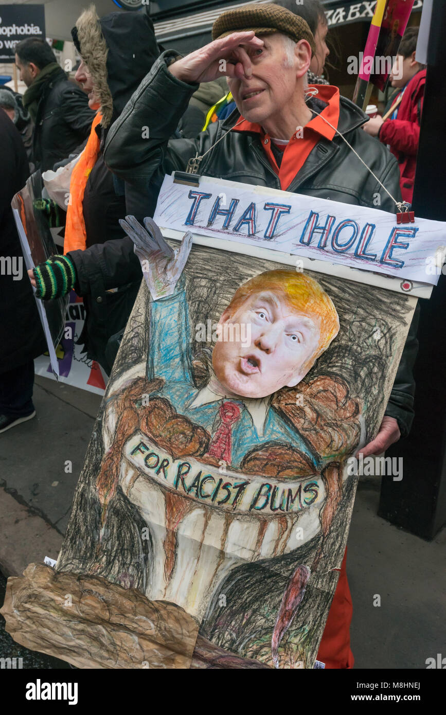 London, Großbritannien. 17. März 2018. Ein Mann hält seine Nase über ein Poster mit Präsident Trumpf in einer Toilette voller Kot und die Meldung "Das Loch für rassistische Bums", ein Verweis auf Trumpf von einigen Ländern hitholes' am Anfang des März durch London gegen Rassismus auf der UN-Anti-Rassismus-Tag. Die März Gastgeber stehen bis zum Rassismus mit Reden außerhalb der BBC auf Portland Place begann und endete mit einer Kundgebung in Whitehall, wo wütend protestierte Kurden fordern die Regierung auf, Maßnahmen gegen die Türkei zu ergreifen, um ihre Invasion in Afrin zu stoppen. Tausende marschierten Trotz apokalyptischen Wetter w Stockfoto