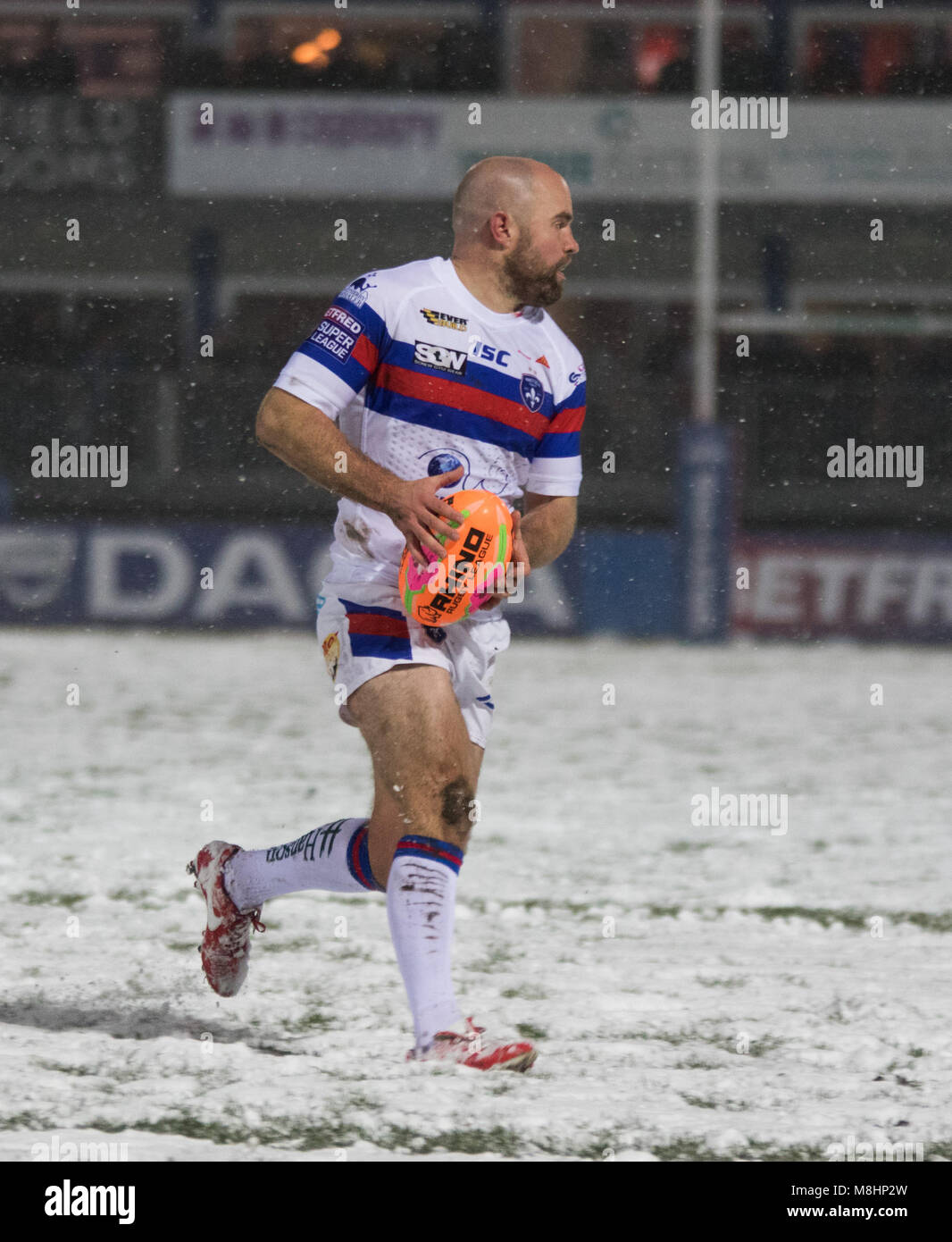 17. März 2018, Beaumont rechtliche Stadion, Wakefield, England; Betfred Super League Rugby, Wakefield Trinity versus Widnes Vikings; Wakefield Trinity Standplatz aus Liam Finn mit Ball in Hand Credit: Aktuelles Bilder/Alamy leben Nachrichten Stockfoto