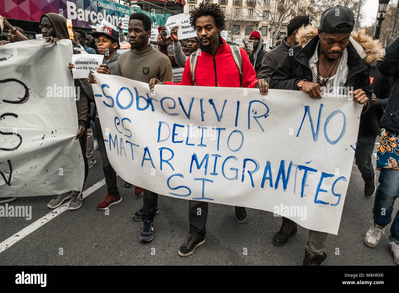 Barcelona, Batalonia, Spanien. 16 Mär, 2018. Mehrere Demonstranten an der Spitze der Demonstration. Hunderte von Menschen, zumeist schwarz, protestierten in Barcelona, die durch den Tod von Mame Mbaye, Straßenhändler in Madrid, der sein Leben nach der Belästigung durch die städtische Polizei von Madrid verloren. Credit: Paco Freire/SOPA Images/ZUMA Draht/Alamy leben Nachrichten Stockfoto