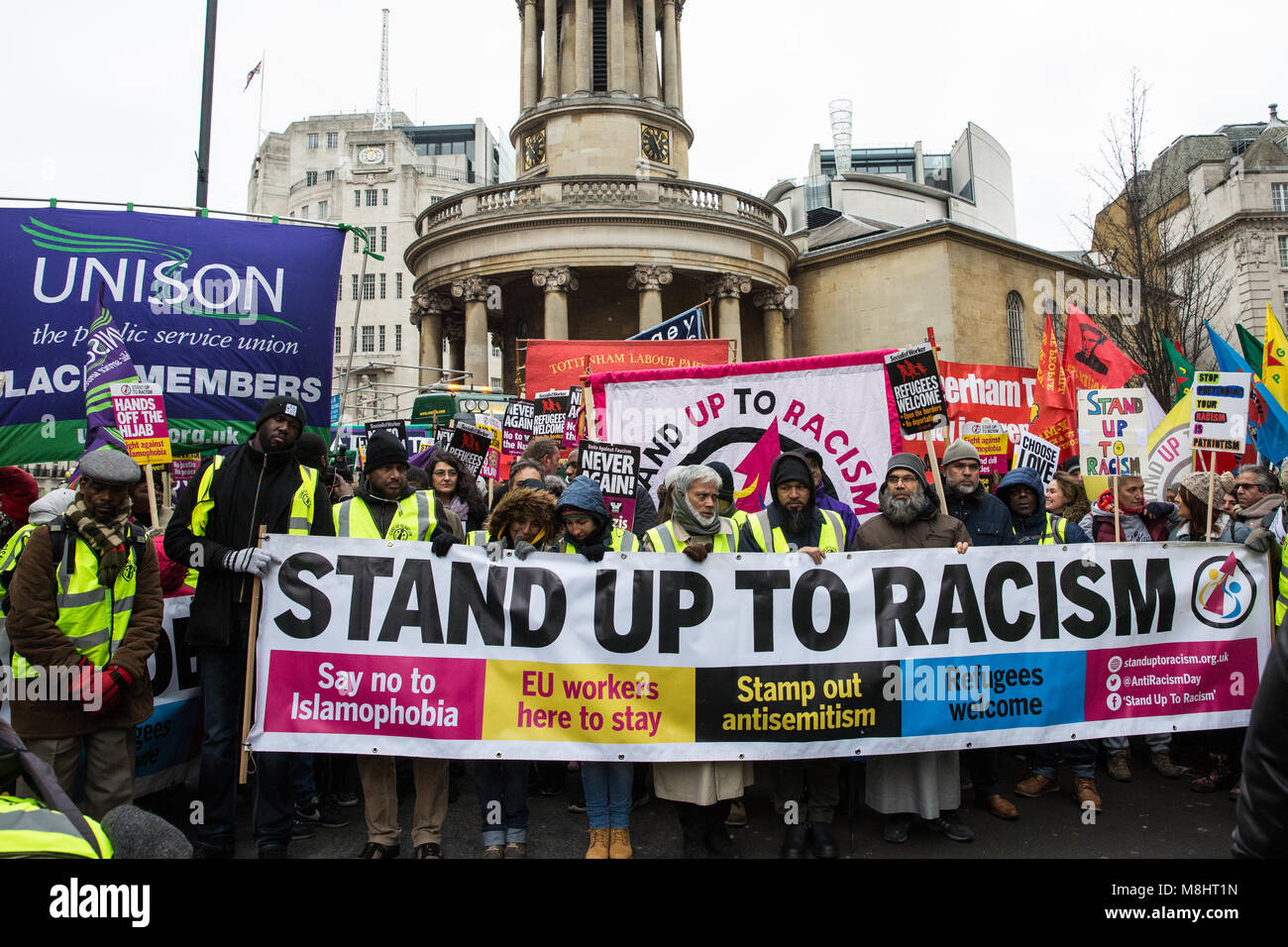 London, Großbritannien. 17. März, 2018. Tausende von Menschen nehmen an der Marsch gegen Rassismus, um bis zu Rassismus Stand organisiert, um die Regierung aufzufordern, die dubs Änderungsantrag zu erlassen, die es zu "so schnell wie möglich handeln, "unbegleitete Flüchtlingskinder zu verlagern und in Europa unterstützen, und die auf der Flucht vor Krieg und Verfolgung zu unterstützen. Credit: Mark Kerrison/Alamy leben Nachrichten Stockfoto