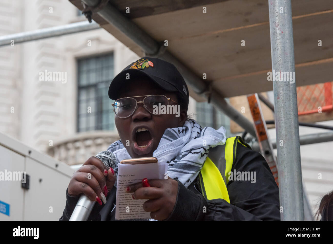 London, Großbritannien. 17. März 2018. Myriam Kane aus den NUS NEC spricht über die Rolle der Studenten in den Kampf gegen Rassismus auf der Kundgebung außerhalb der BBC vor dem Marsch gegen Rassismus auf der UN-Anti-Rassismus-Tag. Peter Marshall / alamy Leben Nachrichten Stockfoto