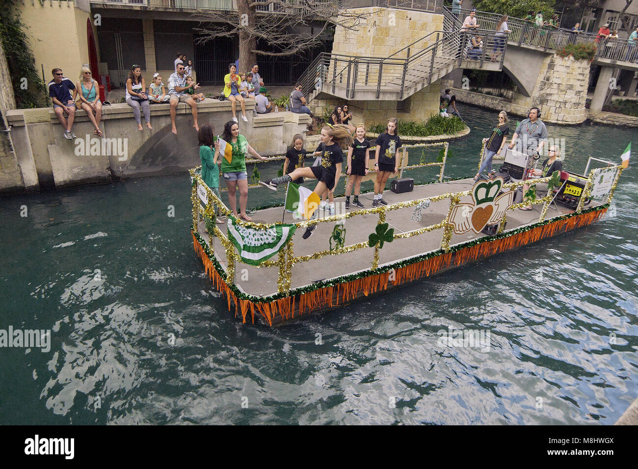 17. März 2018, youn Mädchen tun den Fluss Tanz während auf einen Schwimmer während des St. Patrick Fluss Parade, San Antonio, TX, USA Credit: Jon-Paul Jones/Alamy leben Nachrichten Stockfoto