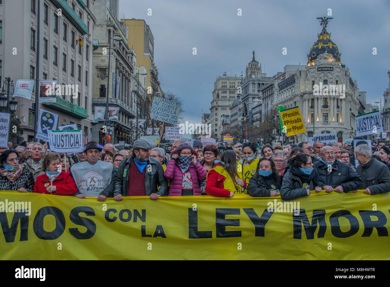 Madrid, Spanien. 17. März 2018. die Rentner Demonstration in den Straßen von Madrid, Spanien ältere Rentner fordern ihr Recht auf die spanische Regierung, um über die presente des älteren Menschen in Spanien Kredit zu bitten: Alberto Sibaja Ramírez/Alamy leben Nachrichten Stockfoto