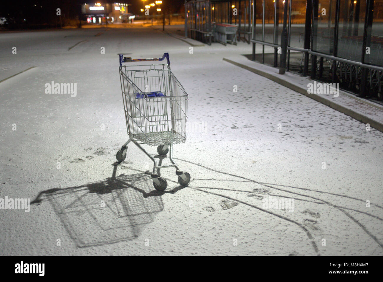 Glasgow, Schottland, Vereinigtes Königreich 18. März/UK Wetter: Einkaufswagen Der mini Tier aus dem Osten oder "wee Tier aus dem Osten" schließlich in den Westen des Landes, wie der Schnee fiel in Glasgow, wenn die Temperaturen über Nacht gefallen. Gerard Fähre / alamy Nachrichten Stockfoto