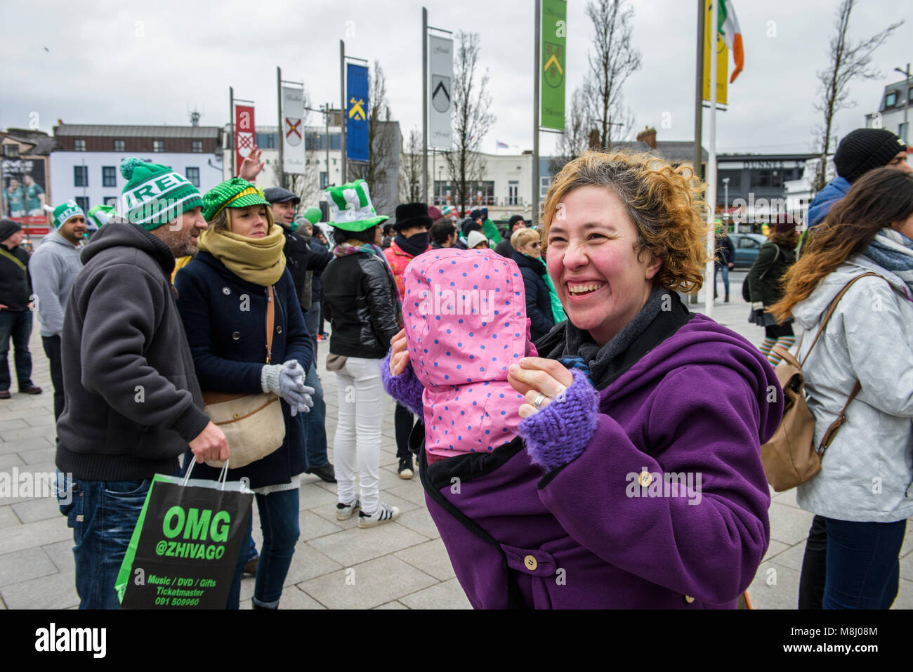 Die Teilnehmer des jährlichen St Patrick's Day Parade feiern Irlands nationaler Feiertag und der Schutzpatron von Irland am Samstag, März 17, 2017, Galway, Irland. Saint Patrick's Day ist der Nationalfeiertag von Irland und findet jedes Jahr am 17. März. Leute, Paraden und Feste mit Tradition die Irische Kultur organisieren, der Tag. Das wichtigste Symbol der die Zeremonie ist Shamrock und der Tradition trägt grüne Kleidung wie Grün ist die Farbe von Irland. St. Patrick's Day ist das Besondere ist in der ganzen Welt gefeiert. Credit: Szymon Barylski/Alamy leben Nachrichten Stockfoto