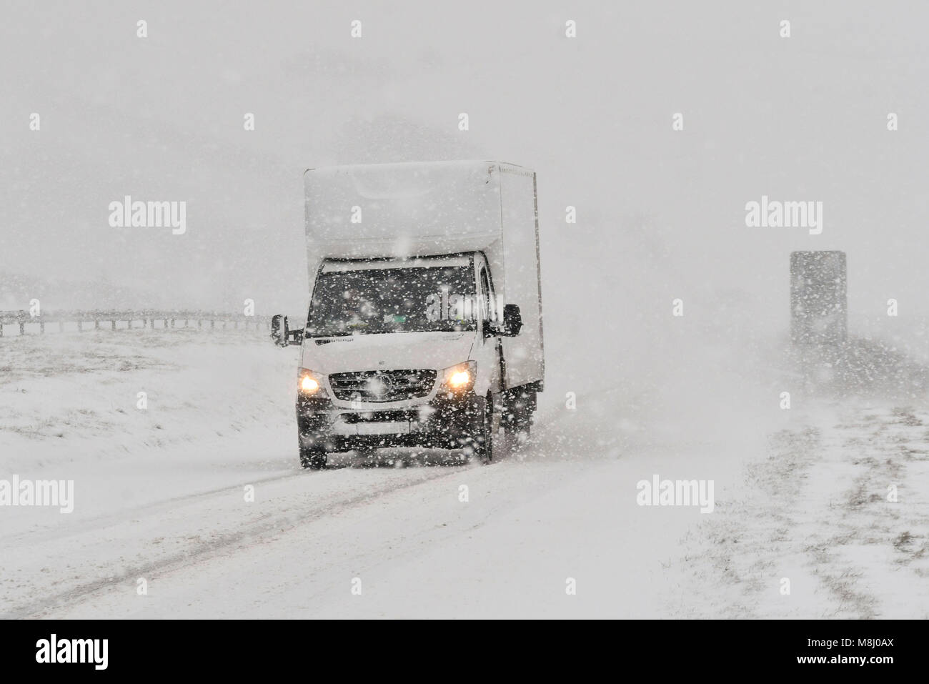 Lange Bredy, Dorset, Großbritannien. 18. März 2018. UK Wetter. Ein van Kämpfe für Grip auf dem Hügel im Blizzard Bedingungen auf der A35 bei langen Bredy zwischen Bridport und Dorchester, Dorset als schwerer Schnee, der die Straße zurückgelegt hat, macht das Fahren gefährlich. Foto: Graham Jagd-/Alamy Leben Nachrichten. Stockfoto