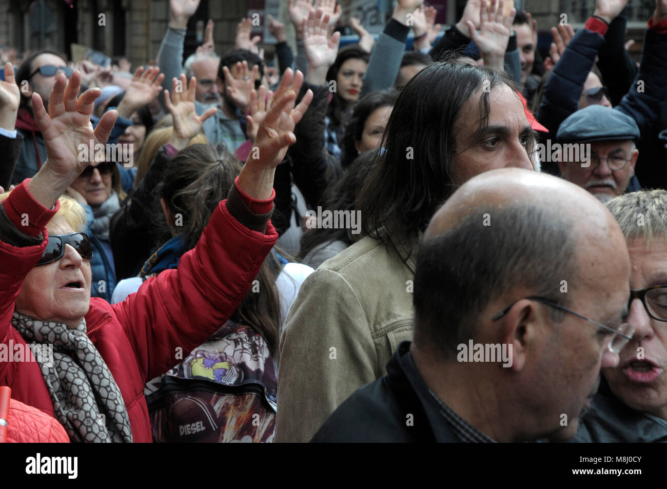 Barcelona, Spanien. 17 Mär, 2018. Tausende von Menschen, Rentner, Rentner, Jugendliche demonstrieren in den Straßen von Barcelona gegen, was sie als eine schlechte System und eine unzureichende Erhöhung der Renten. Am 18. März 2018 in Barcelona, Spanien. foto: ROSMI DUASO/Alamy leben Nachrichten Stockfoto
