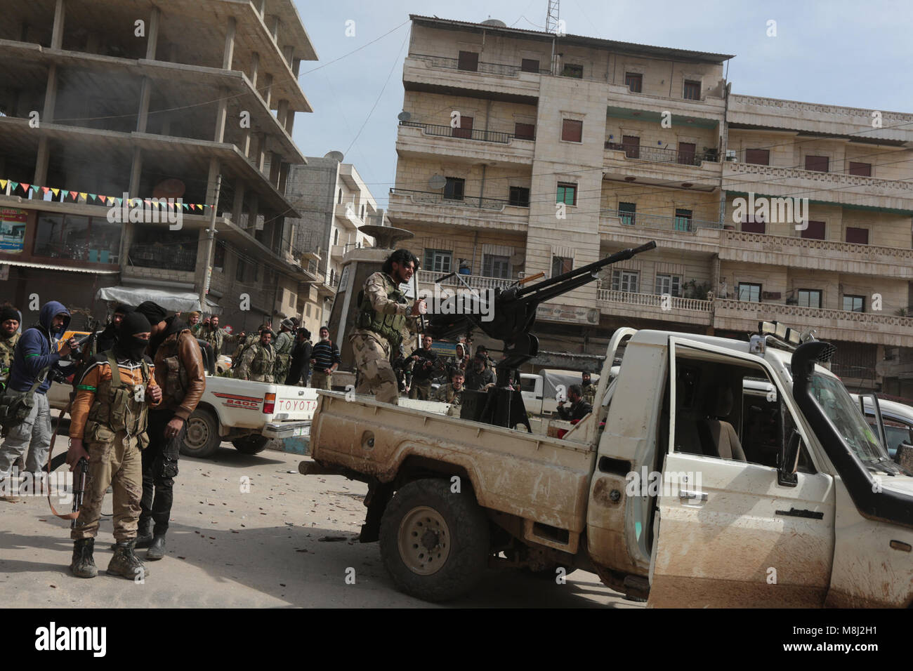 Afrin. 18 Mär, 2018. Die Freie Syrische Armee Kämpfer sind in Afrin Stadt gesehen, Syrien, am 18. März 2018. Die türkischen Truppen und Verbündete Syrische Rebellen haben die Afrin Stadtzentrum unter Kontrolle nach zwei Monaten kämpfen, türkischen Präsidenten Recep Tayyip Erdogan am Sonntag sagte. Quelle: Xinhua/Alamy leben Nachrichten Stockfoto