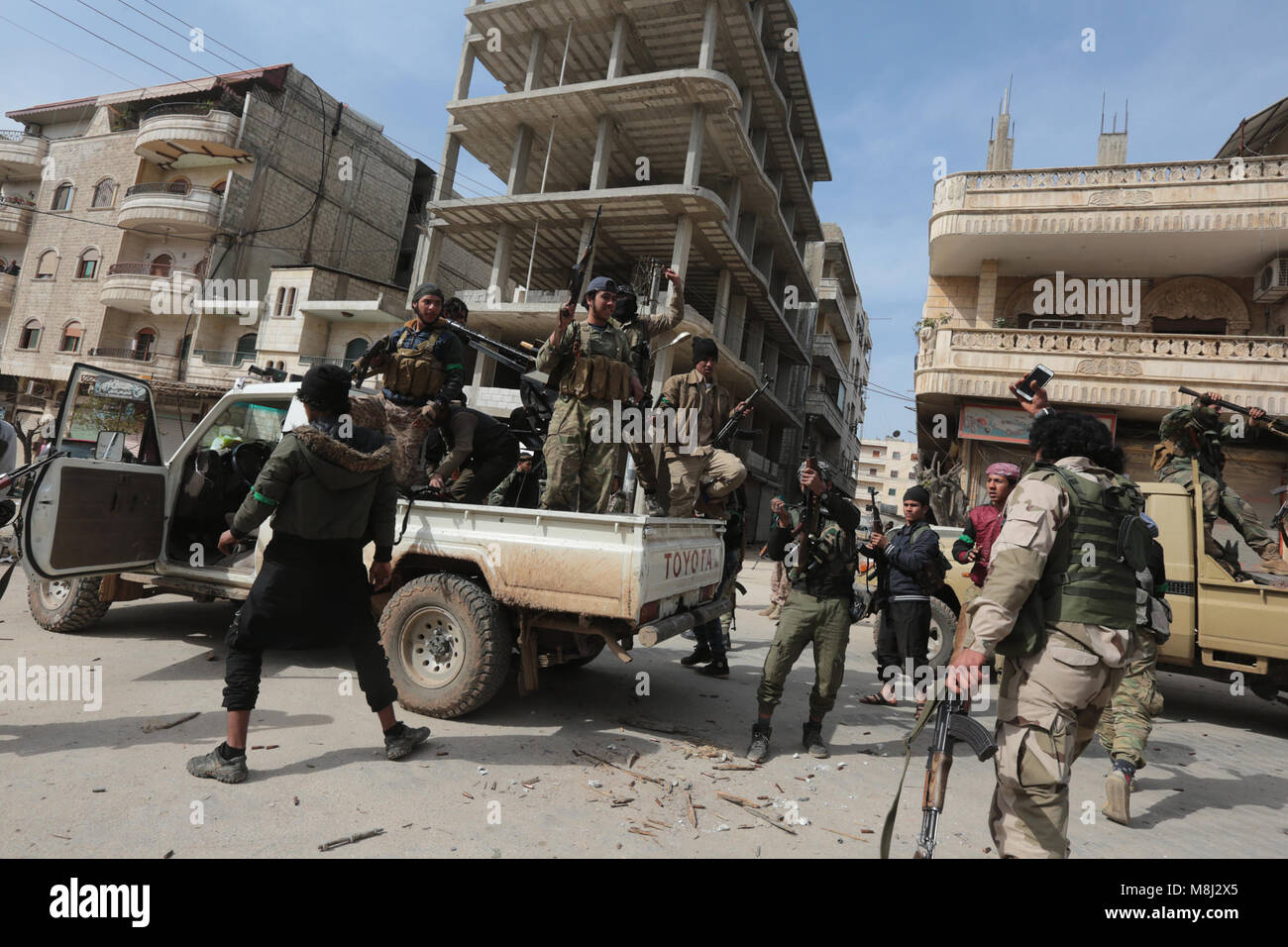Afrin. 18 Mär, 2018. Die Freie Syrische Armee Kämpfer sind in Afrin Stadt gesehen, Syrien, am 18. März 2018. Die türkischen Truppen und Verbündete Syrische Rebellen haben die Afrin Stadtzentrum unter Kontrolle nach zwei Monaten kämpfen, türkischen Präsidenten Recep Tayyip Erdogan am Sonntag sagte. Quelle: Xinhua/Alamy leben Nachrichten Stockfoto