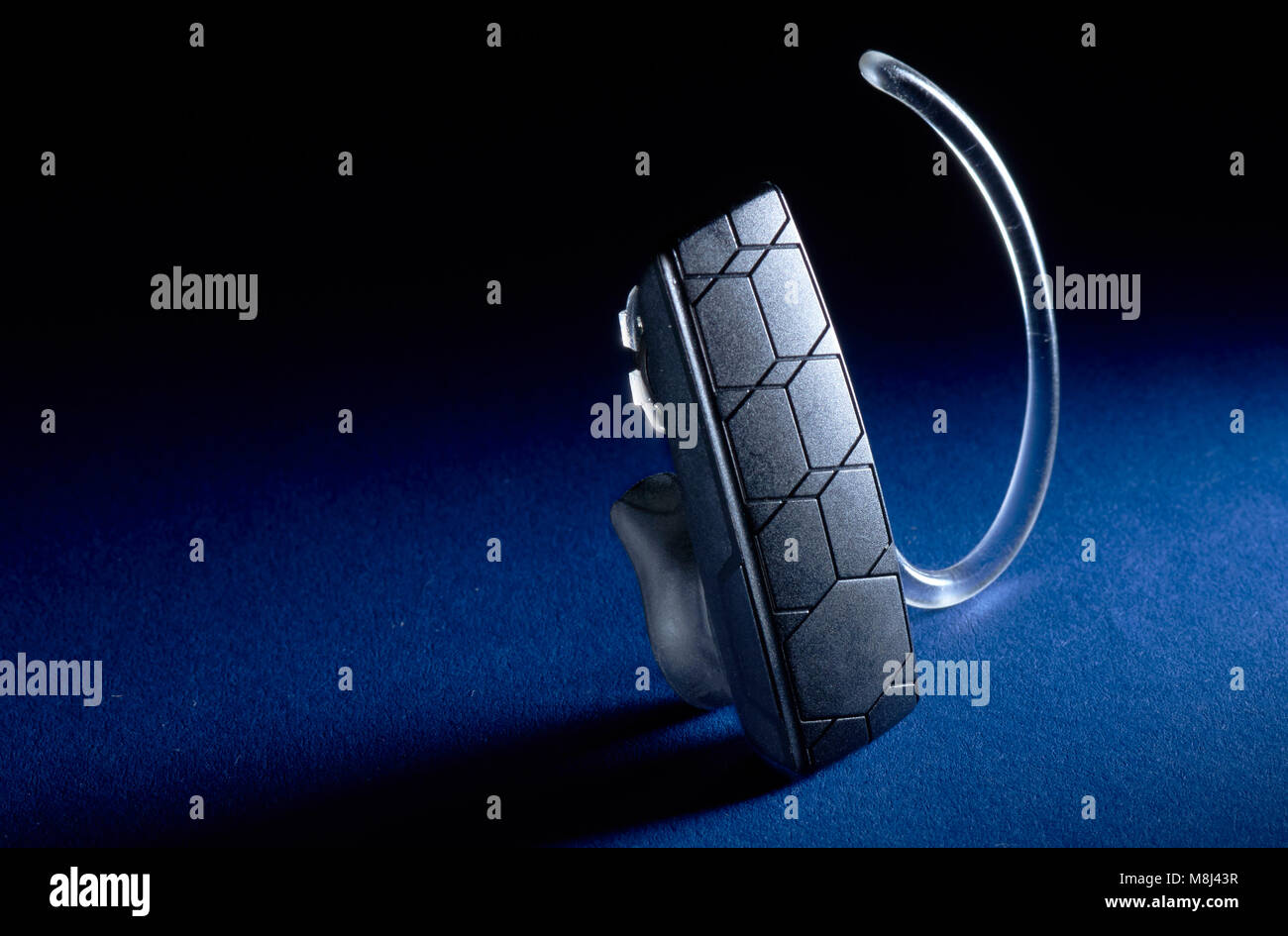 Bluetooth Kopfhörer auf schwarzem Hintergrund Stockfoto