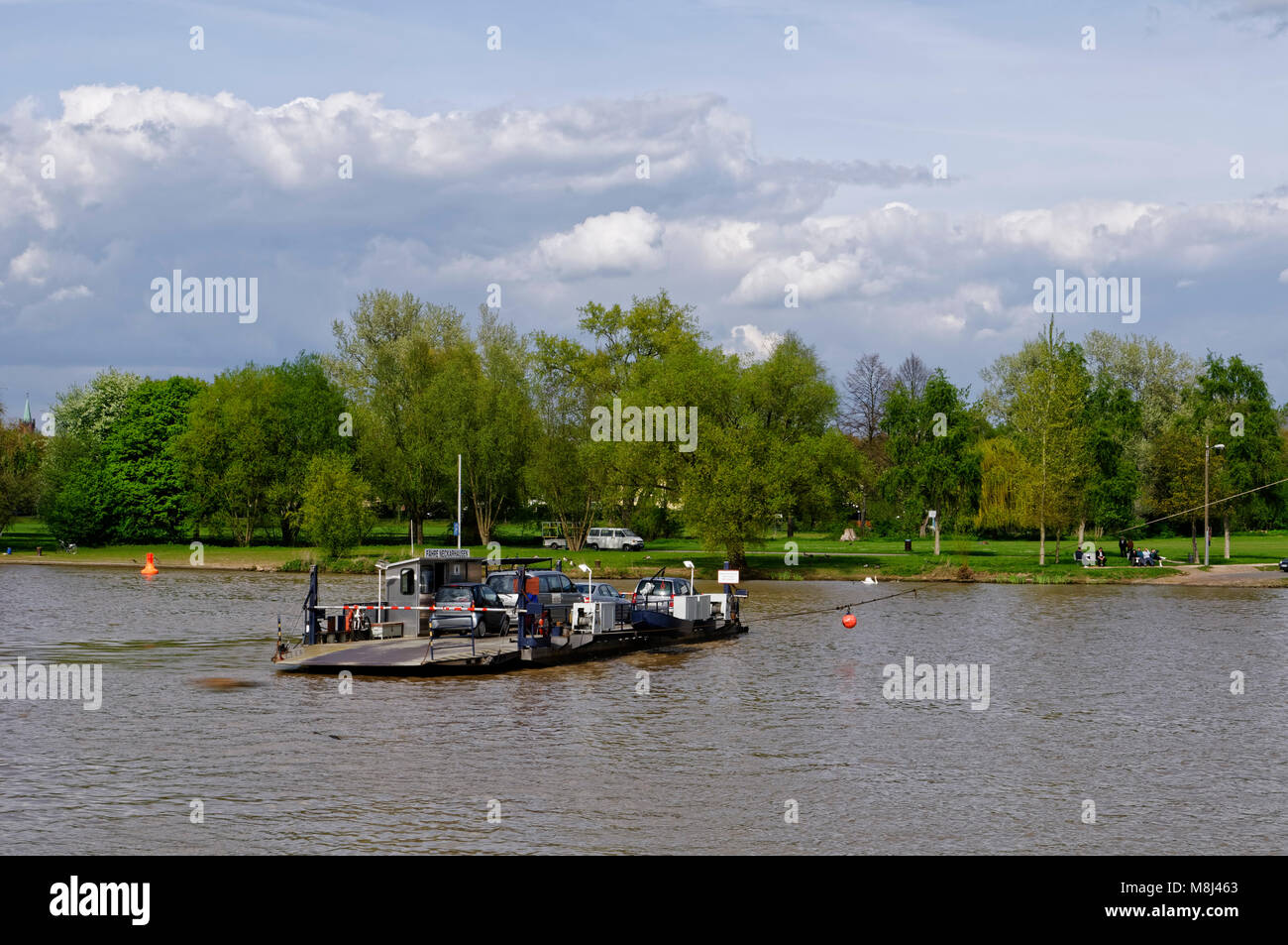 Fährschiff über den Neckar zwischen Neckarhausen und Ladenburg, Rhein