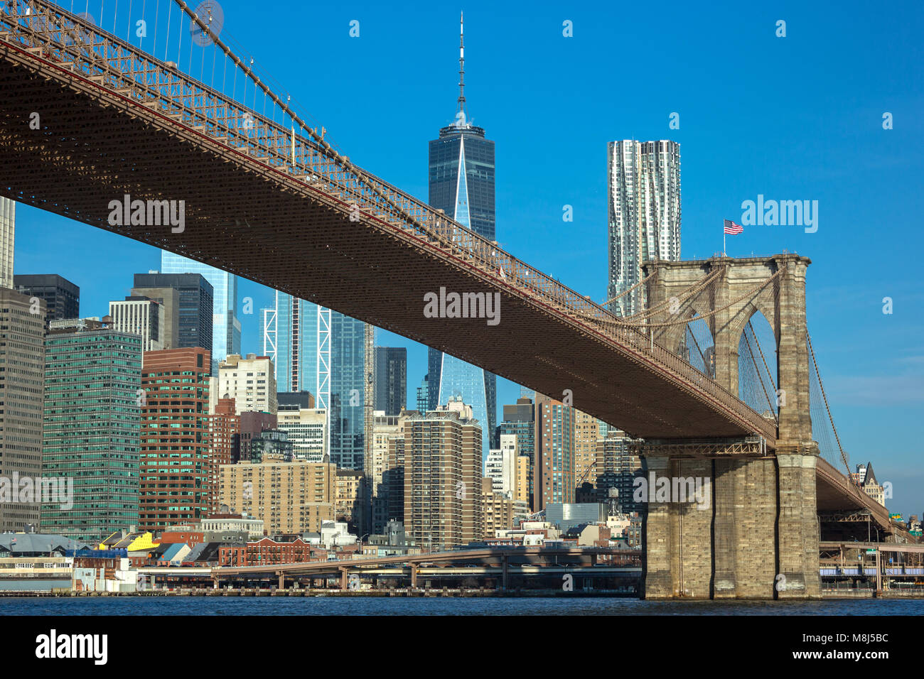 BROOKLYN BRIDGE (© J&W ROEBLING 1876) DOWNTOWN SKYLINE EAST RIVER BROOKLYN, NEW YORK CITY, USA Stockfoto