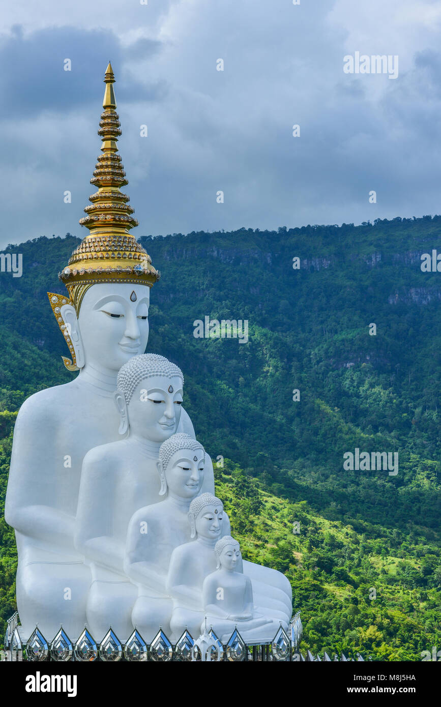 Schöne weiße fünf Buddha Bilder bei Phasornkaew buddhistischen Tempel, Reiseziel in Phetchabun, Thailand Stockfoto