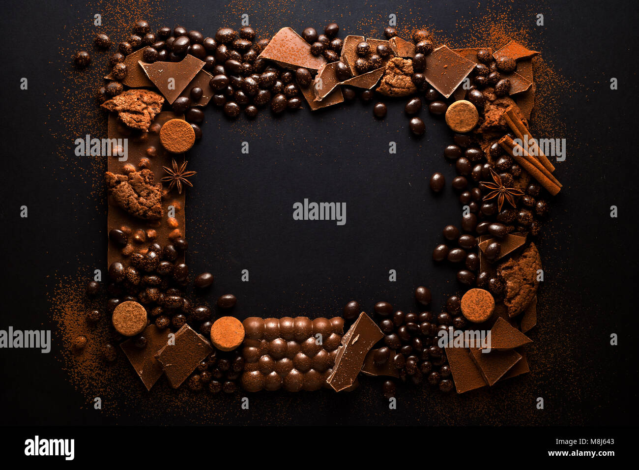 Kreatives Konzept Foto von Rahmen aus Schokolade auf schwarzem Hintergrund. Stockfoto