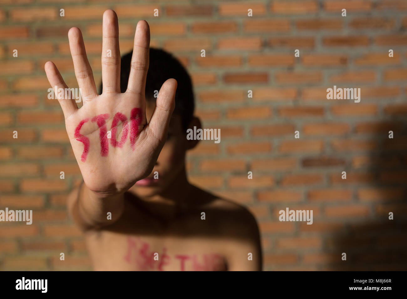 Stop missbrauchte junge Gewalt. Kind Bondage, Gewalt, Angst, ein ängstliches Kind, Tag der Menschenrechte Konzept. Stockfoto