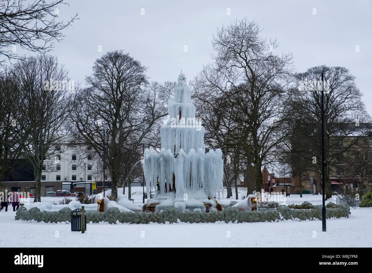 Gefrorene Brunnen am Brunnen Park, Paisley, Schottland während der "Tier aus dem Osten' schlechtes Wetter. Stockfoto