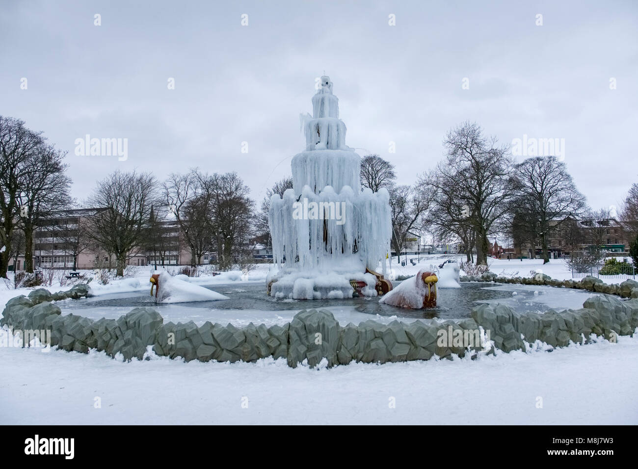 Gefrorene Brunnen am Brunnen Park, Paisley, Schottland während der "Tier aus dem Osten' schlechtes Wetter. Stockfoto