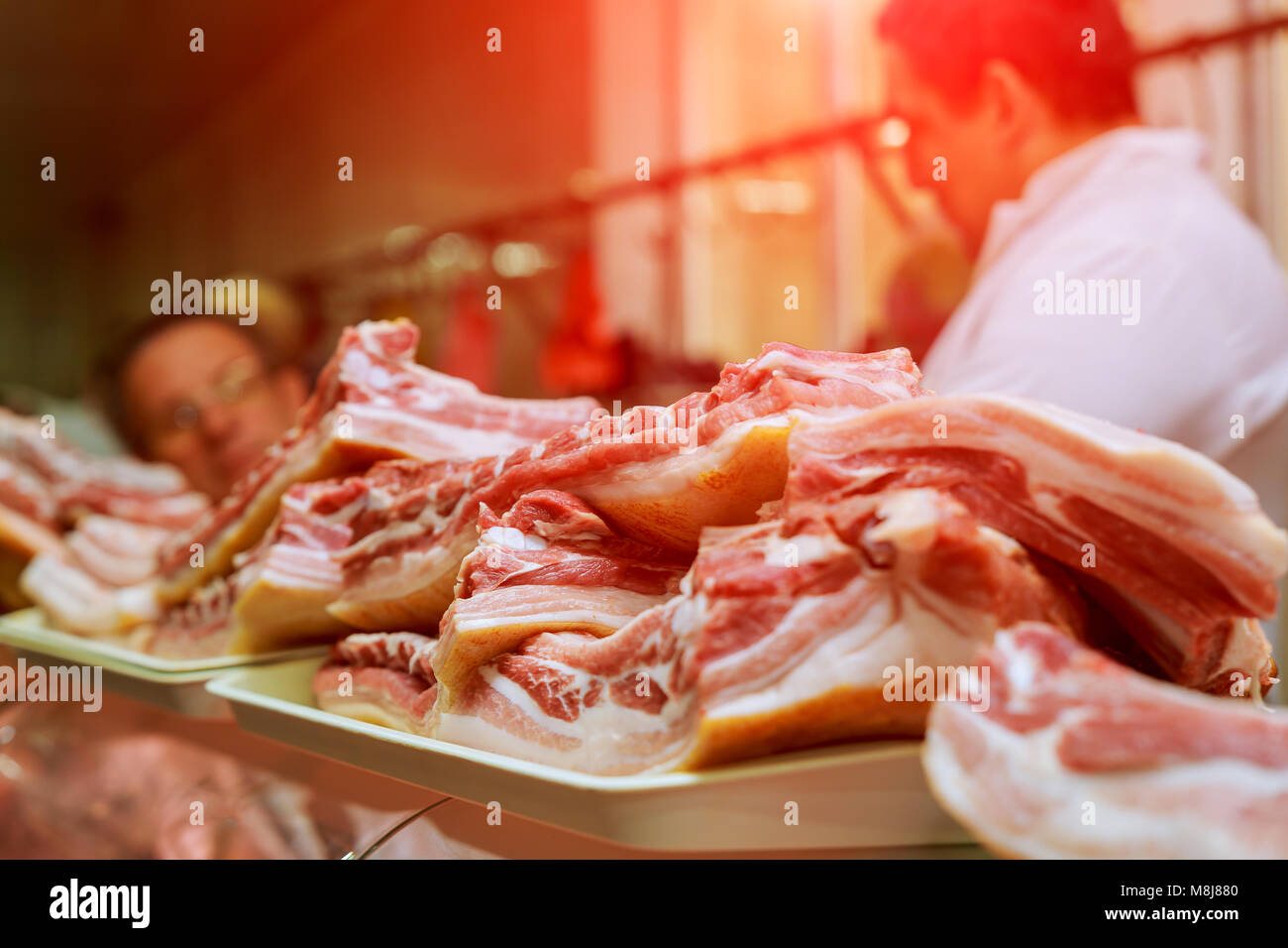 Fleisch - Verpackungsanlage Wurstwaren Wurst Würstchen forcemeat Fleisch Schwein Fleisch Knochen Rindfleisch mit Knochen Produktion Metzgerei Schmalz Schweinekeule zerlegtes Fleisch Stockfoto