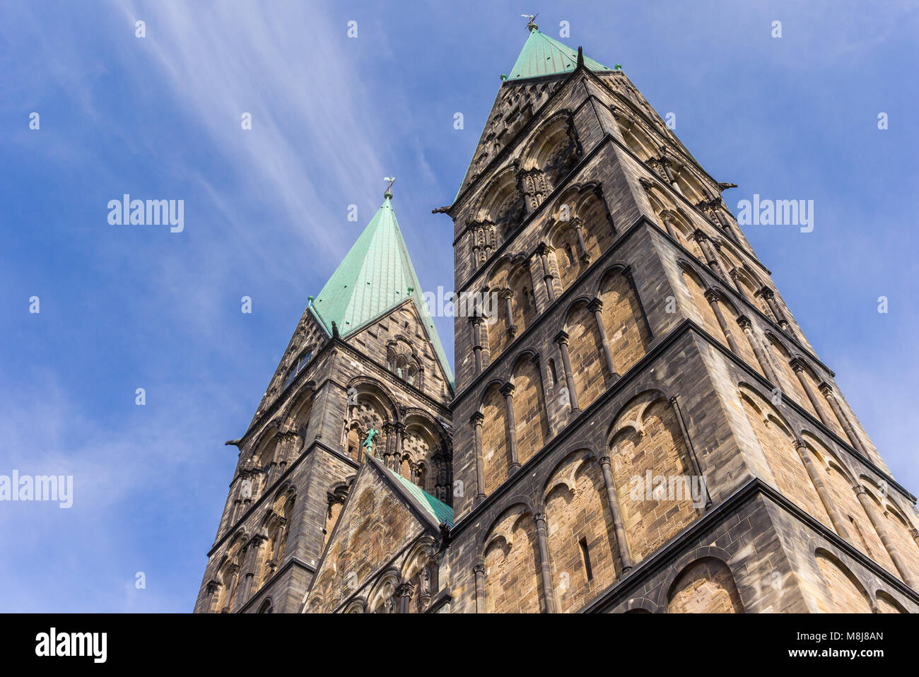 Türme der historischen Dom Kirche in Bremen, Deutschland Stockfoto