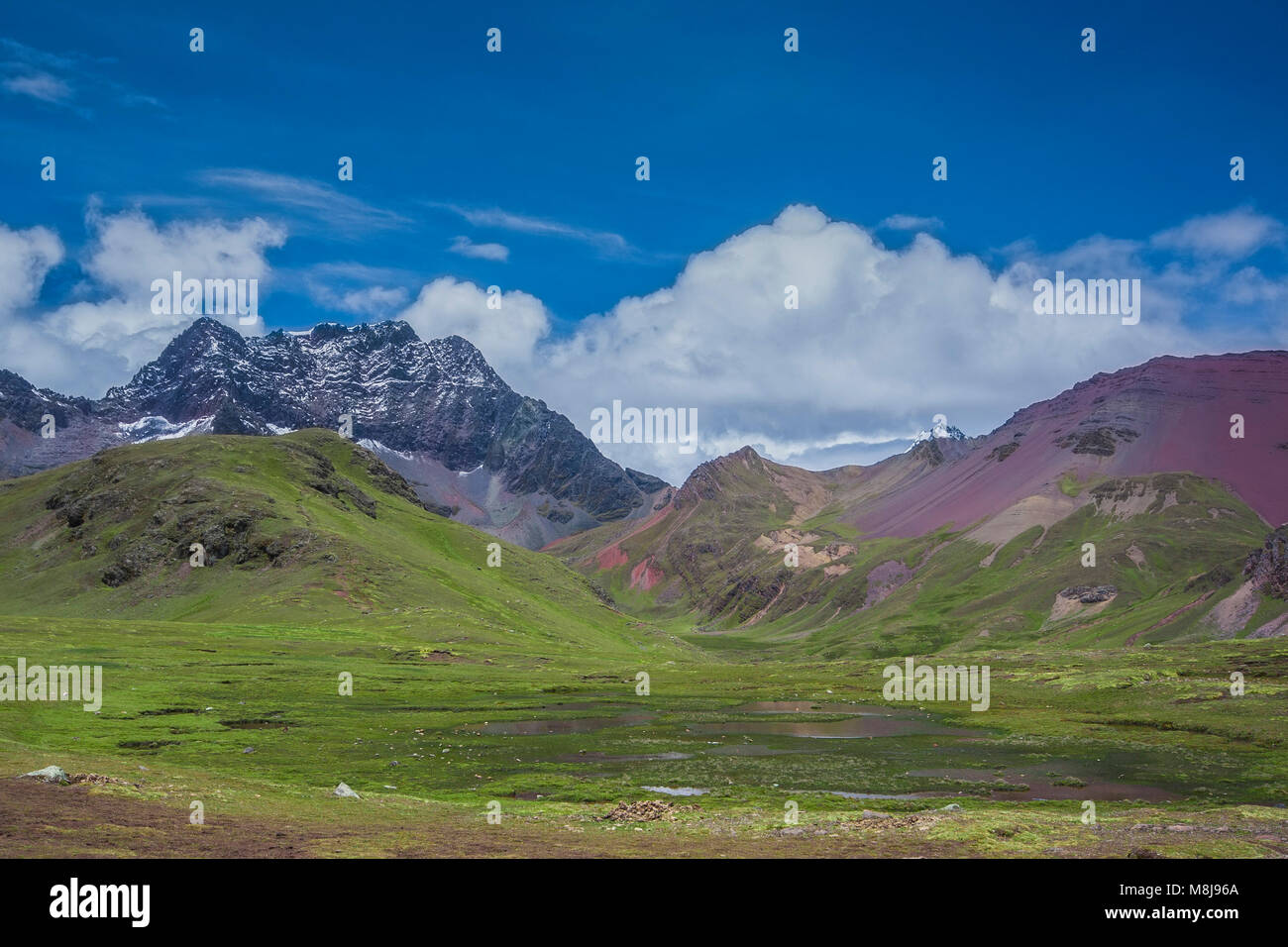 Atemberaubende Aussicht auf die peruanischen Anden Landschaft auf dem Weg zum Regenbogen Berg Stockfoto