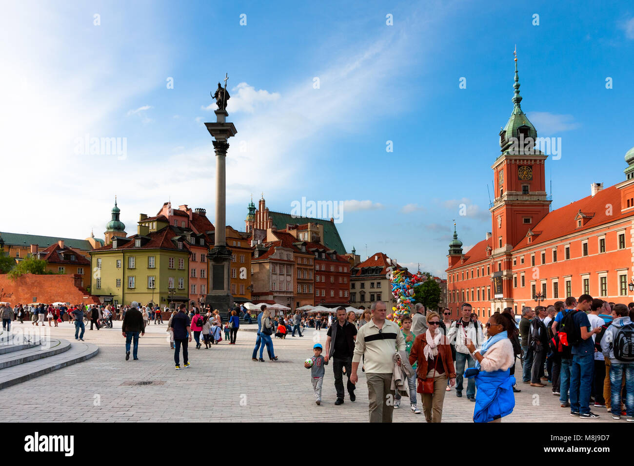 Schloss Platz voll von Touristen und Sigismunds Spalte, Sehenswürdigkeiten von Warschau. Polen - 18. MAI 2014: Stockfoto