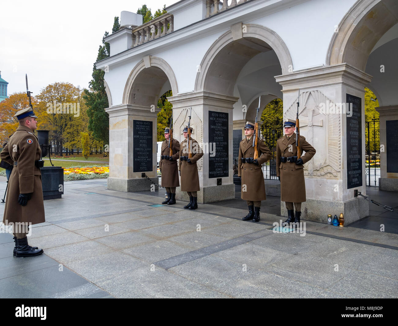 Grabmal des Unbekannten Soldaten und der Ehrengarde, seit 1925. Teil der Sächsischen Palast am Pilsudski-platz. Warschau, Polen - 30. Oktober 2014 Stockfoto