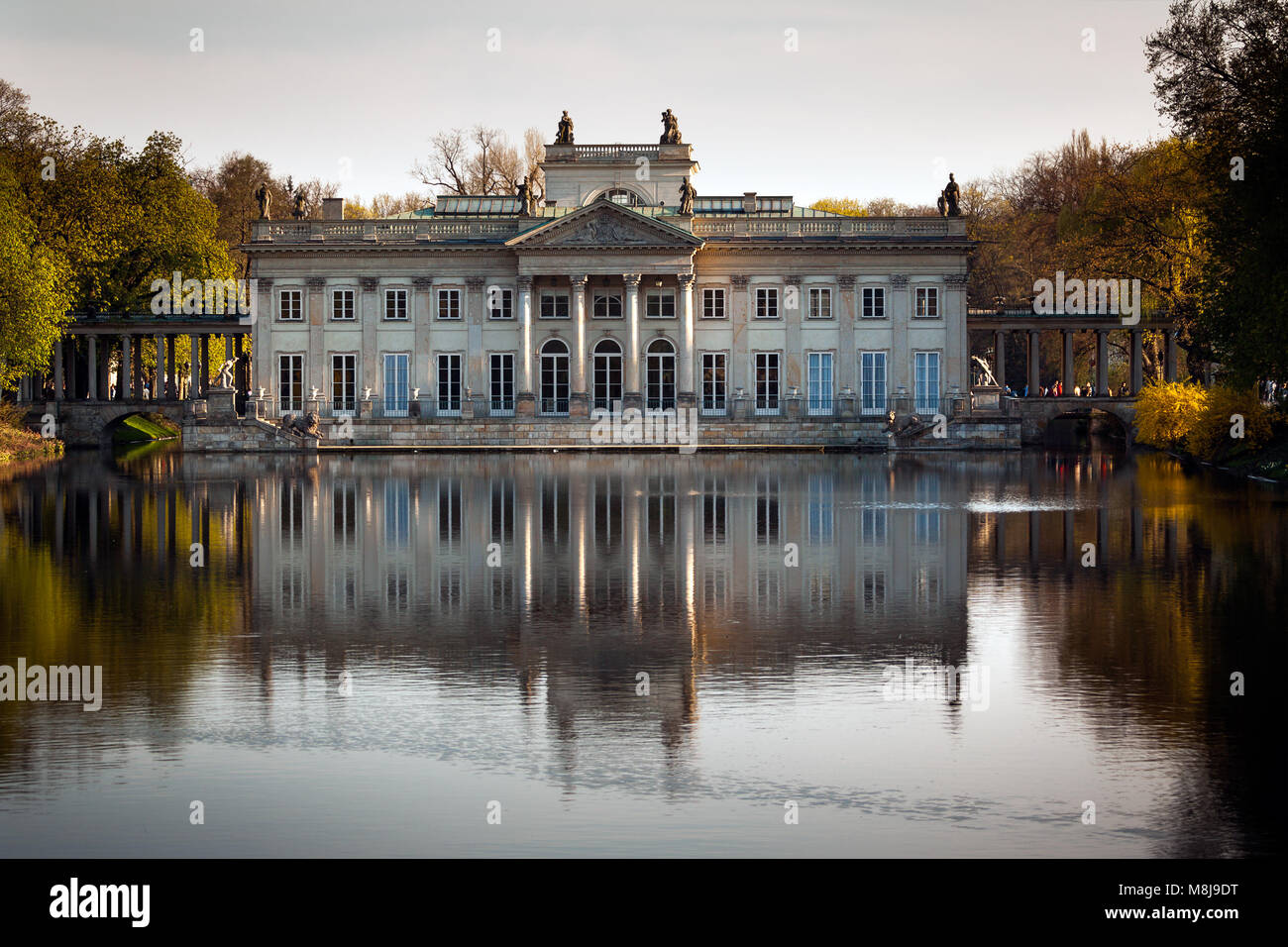 Nordseite der Palast auf dem Wasser in Bädern Lazienki Park, Palast des polnischen Königs Stanislaw August Poniatowski. Warschau, Polen - 18 April 2010: Stockfoto