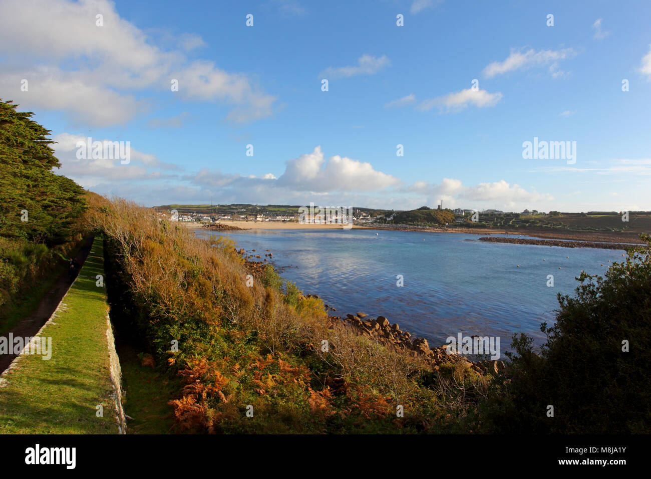 Der Blick von der unteren Broome Plattform auf der Garnison über Porthcressa Bucht in Richtung Hugh Town auf der St Mary's, Isles of Scilly, England Stockfoto