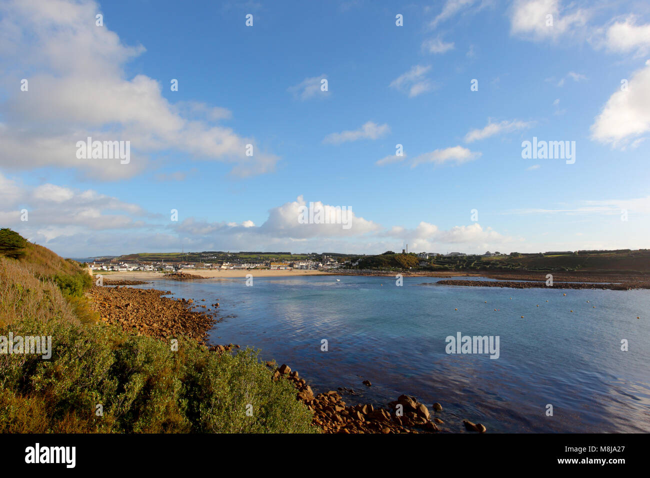 Der Blick von der unteren Broome Plattform auf der Garnison über Porthcressa Bucht in Richtung Hugh Town auf der St Mary's, Isles of Scilly, England Stockfoto