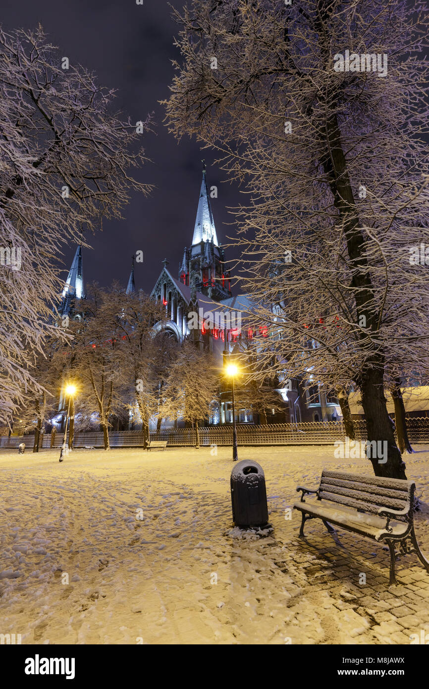 Schöne nachts beleuchtete winter Kirche St. Olha und Elizabeth in Lemberg, Ukraine. In den Jahren 1903-1911 gebaut. Stockfoto